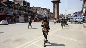 Paramilitary personnel patrol at Lal Chowk in Srinagar on Tuesday.(Photo: ANI) Paramilitary personnel patrol at Lal Chowk in Srinagar on Tuesday.(Photo: ANI)