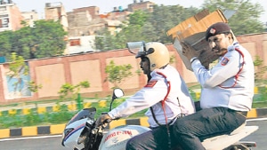 If a traffic police official is caught for jumping the red light, she will be fined ₹2,000 instead of the ₹1,000 mandated in the amended MV Act.(Representative Image.HT File Photo) If a traffic police official is caught for jumping the red light, she will be fined ₹2,000 instead of the ₹1,000 mandated in the amended MV Act.(Representative Image.HT File Photo)