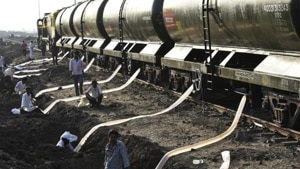 A special train carrying five lakh litres of water reached Latur in Maharashtra on April 12, 2016.(Anshuman Poyrekar/HT Photo) A special train carrying five lakh litres of water reached Latur in Maharashtra on April 12, 2016.(Anshuman Poyrekar/HT Photo)