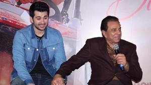 Karan Deol and Dharmendra shared the stage at Pal Pal Dil Ke Paas trailer launch.(Varinder Chawla) Karan Deol and Dharmendra shared the stage at Pal Pal Dil Ke Paas trailer launch.(Varinder Chawla)