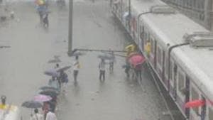 Suburban services on the Central Railway (CR) resumed on Thursday morning, after being shut for more than 19 hours since Wednesday amid heavy showers.(Vijayanand Gupta/HT Photo) Suburban services on the Central Railway (CR) resumed on Thursday morning, after being shut for more than 19 hours since Wednesday amid heavy showers.(Vijayanand Gupta/HT Photo)