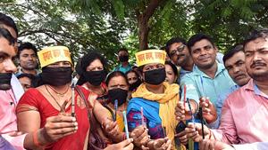 Contract based teachers during silent protest for equal pay for equal work salary on the occasion Teacher's Day, in Patna on Thursday(ANI Photo) Contract based teachers during silent protest for equal pay for equal work salary on the occasion Teacher's Day, in Patna on Thursday(ANI Photo)