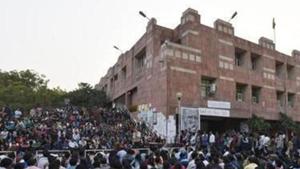 The University had in July asked these professors, all above the age of 75 years, including historian Romila Thapar, to submit details of their last two years work so that the Executive Council (EC) can evaluate it.(Hindustan Times) The University had in July asked these professors, all above the age of 75 years, including historian Romila Thapar, to submit details of their last two years work so that the Executive Council (EC) can evaluate it.(Hindustan Times)