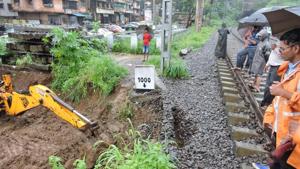The state on Thursday got flak from the Opposition and activists over its disaster management unit’s delayed response in alerting citizens about the rain on Wednesday.(Hindustan Times) The state on Thursday got flak from the Opposition and activists over its disaster management unit’s delayed response in alerting citizens about the rain on Wednesday.(Hindustan Times)