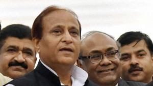 The Rampur police on Friday pasted a court notice on the house of Samajwadi Party leader Azam Khan, asking him to appear before the court on September 11.(PTI) The Rampur police on Friday pasted a court notice on the house of Samajwadi Party leader Azam Khan, asking him to appear before the court on September 11.(PTI)
