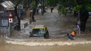 The city witnessed widespread heavy showers on Saturday, even as the weather bureau’s Doppler weather radar remained dysfunctional for the third consecutive day.(Photo by Bhushan Koyande/HT) The city witnessed widespread heavy showers on Saturday, even as the weather bureau’s Doppler weather radar remained dysfunctional for the third consecutive day.(Photo by Bhushan Koyande/HT)