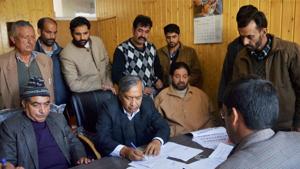 CPI(M) leader Yousuf Tarigami was shifted to All India Institute of Medical Sciences (AIIMS) in New Delhi from Srinagar on Monday.(PTI Photo) CPI(M) leader Yousuf Tarigami was shifted to All India Institute of Medical Sciences (AIIMS) in New Delhi from Srinagar on Monday.(PTI Photo)