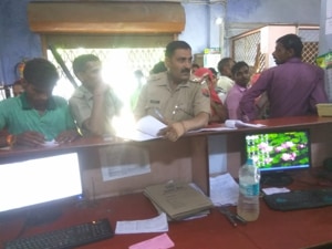 Three armed miscreants looted Rs 15 lakh from a bank in Gavana village under Chhaprauli Police Station.(Twitter: rampurpolice) Three armed miscreants looted Rs 15 lakh from a bank in Gavana village under Chhaprauli Police Station.(Twitter: rampurpolice)