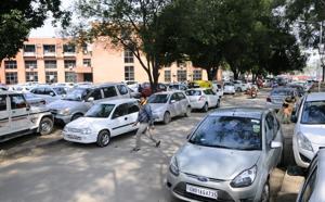 As many as 10 security guards have been deployed to control the traffic on campus.(HT PHOTO) As many as 10 security guards have been deployed to control the traffic on campus.(HT PHOTO)