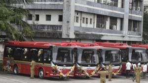 Brihanmumbai Electric Supply and Transport (BEST) on Monday launched its new mobile app – BEST Pravas – that will let the 30 lakh commuters of the transport body track the buses on any route.(Hindustan Times) Brihanmumbai Electric Supply and Transport (BEST) on Monday launched its new mobile app – BEST Pravas – that will let the 30 lakh commuters of the transport body track the buses on any route.(Hindustan Times)