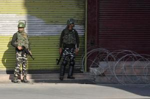 Security personnel at a barricade during restrictions placed on movement on the occasion of Muharram, in Srinagar, Jammu and Kashmir, India on Tuesday, September 10, 2019.(Photo: Waseem Andrabi / Hindustan Times image for representation) Security personnel at a barricade during restrictions placed on movement on the occasion of Muharram, in Srinagar, Jammu and Kashmir, India on Tuesday, September 10, 2019.(Photo: Waseem Andrabi / Hindustan Times image for representation)