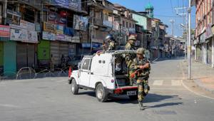 Security personnel stands guard at a road in Srinagar on Monday, September 9, 2019.(PTI) Security personnel stands guard at a road in Srinagar on Monday, September 9, 2019.(PTI)