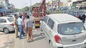 New contractors, who will receive 30% revenue share from the towing charges, have been empanelled and are expected to begin work in a day or two.(HT photo) New contractors, who will receive 30% revenue share from the towing charges, have been empanelled and are expected to begin work in a day or two.(HT photo)
