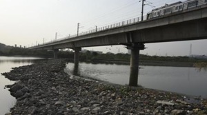 Delhi Jal Board and municipal corporations to ensure that a mechanism is evolved whereby raw sewage from these colonies gets collected and taken to a central sewage treatment plant (STP) for treatment till such time sewrage network is established in these colonies.(HT image) Delhi Jal Board and municipal corporations to ensure that a mechanism is evolved whereby raw sewage from these colonies gets collected and taken to a central sewage treatment plant (STP) for treatment till such time sewrage network is established in these colonies.(HT image)