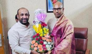 TRS MLA Mohammad Shakeel (left) with BJP MP Dharmapuri Aravind.(HT PHOTO) TRS MLA Mohammad Shakeel (left) with BJP MP Dharmapuri Aravind.(HT PHOTO)