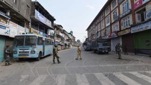 Security personnel and police at a barricade in Srinagar, Jammu and Kashmir, India on Friday, September 06, 2019.(Waseem Andrabi / Hindustan Times) Security personnel and police at a barricade in Srinagar, Jammu and Kashmir, India on Friday, September 06, 2019.(Waseem Andrabi / Hindustan Times)