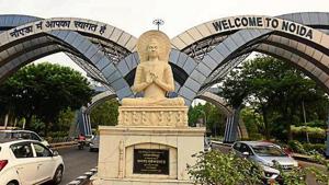 The Noida authority has put tricolour strip lights at the entry point near Delhi’s Mayur Vihar.(Virendre Singh Gosain / HT Photo) The Noida authority has put tricolour strip lights at the entry point near Delhi’s Mayur Vihar.(Virendre Singh Gosain / HT Photo)