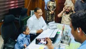 At an anti-drug seminar, Anmol told Gaind that she wants to become an IAS officer one day.(HT Photo) At an anti-drug seminar, Anmol told Gaind that she wants to become an IAS officer one day.(HT Photo)