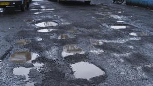 After the Nationalist Congress Party (NCP), the Maharashtra Navnirman Sena (MNS) and Samajwadi Party, too, have started online campaigns against potholes in the city.(Pramod Thakur/HT Photo) After the Nationalist Congress Party (NCP), the Maharashtra Navnirman Sena (MNS) and Samajwadi Party, too, have started online campaigns against potholes in the city.(Pramod Thakur/HT Photo)