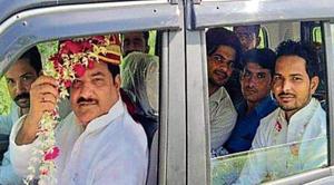 Samajwadi Party’s Sambhal district president Firoz Khan dressed as a groom to go to Rampur for meeting Akhilesh Yadav.(HT Photo) Samajwadi Party’s Sambhal district president Firoz Khan dressed as a groom to go to Rampur for meeting Akhilesh Yadav.(HT Photo)