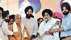 Shiromani Akali Dal president Sukhbir Singh Badal with others at a rally at Chappar Mela, Jagraon, Punjab, Septemer 13, 2019.(HT Photo) Shiromani Akali Dal president Sukhbir Singh Badal with others at a rally at Chappar Mela, Jagraon, Punjab, Septemer 13, 2019.(HT Photo)