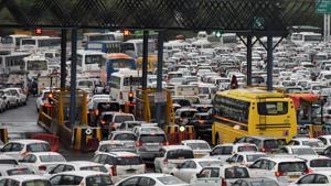 Long traffic jams and scuffles between truck drivers and toll tax staff were witnessed at all 13 border entry points of Delhi on Saturday(HT Photo)
