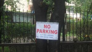 Board on tree at Kharkar ali near police school Thane,Thane activist claimed that the traffic police have violated the Tree Act by pinning the No Parking Boards on the trees at several spots in the city.(Praful Gangurde/ HT Photo) Board on tree at Kharkar ali near police school Thane,Thane activist claimed that the traffic police have violated the Tree Act by pinning the No Parking Boards on the trees at several spots in the city.(Praful Gangurde/ HT Photo)