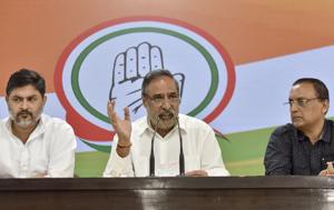 Congress Senior Spokesperson Anand Sharma (C) speaks to media during a press conference, at AICC Headquarters, in New Delhi, India, on Saturday, September 14, 2019.(Sanjeev Verma/HT PHOTO) Congress Senior Spokesperson Anand Sharma (C) speaks to media during a press conference, at AICC Headquarters, in New Delhi, India, on Saturday, September 14, 2019.(Sanjeev Verma/HT PHOTO)