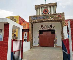 The Bhondsi jail in Gurugram. Jail authorities found a packet containing heroin stitched in a trousers during inpsection.(HT Photo) The Bhondsi jail in Gurugram. Jail authorities found a packet containing heroin stitched in a trousers during inpsection.(HT Photo)