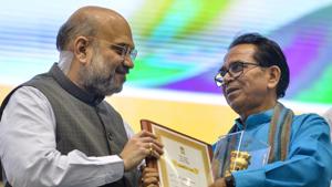Home Minister Amit Shah presents an award to author Ashok Chakradhar during the 'Hindi Divas Samaroh' in New Delhi, Saturday, Sept. 14, 2019.(PTI) Home Minister Amit Shah presents an award to author Ashok Chakradhar during the 'Hindi Divas Samaroh' in New Delhi, Saturday, Sept. 14, 2019.(PTI)