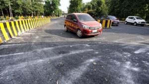 A Noida authority official said the authority will use eight tonnes of plastic waste in construction of two lanes of the said stretch.(Sunil Ghosh / HT Photo) A Noida authority official said the authority will use eight tonnes of plastic waste in construction of two lanes of the said stretch.(Sunil Ghosh / HT Photo)