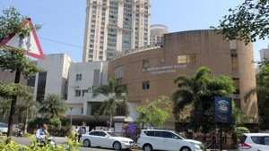 The real-time traffic monitoring system was installed at the Nitin Company and Teen Haath Naka junctions on a trial basis on September 4. Officials pulled it down on Friday.(HT image) The real-time traffic monitoring system was installed at the Nitin Company and Teen Haath Naka junctions on a trial basis on September 4. Officials pulled it down on Friday.(HT image)