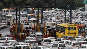 From the midnight of September 13, around 2,625 commercial vehicles have been found entering Delhi through the 13 entry points without radio-frequency identification (RFID) tags or insufficient recharge amount in their tags.(Yogendra Kumar/HT PHOTO) From the midnight of September 13, around 2,625 commercial vehicles have been found entering Delhi through the 13 entry points without radio-frequency identification (RFID) tags or insufficient recharge amount in their tags.(Yogendra Kumar/HT PHOTO)