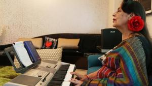 Famous Doordarshan newsreader Salma Sultan playing a Yamaha synthesizer.(Mayank Austen Soofi / HT Photo)(HT file photo) Famous Doordarshan newsreader Salma Sultan playing a Yamaha synthesizer.(Mayank Austen Soofi / HT Photo)(HT file photo)