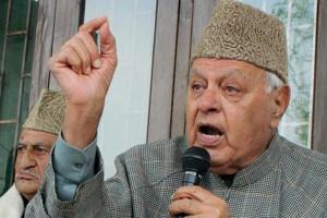 The Supreme Court on Monday asked the Centre if former Jammu and Kashmir chief minister Farooq Abdullah is under detention at a hearing to produce ex-CM in the court.(PTI Photo) The Supreme Court on Monday asked the Centre if former Jammu and Kashmir chief minister Farooq Abdullah is under detention at a hearing to produce ex-CM in the court.(PTI Photo)