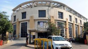 Lokayukta has expressed its dissatisfaction on the decision of the Urban Local Bodies (ULB) department for reinstating six executive engineers of the Municipal Corporation of Gurugram (MCG) in July 2016, barely two weeks after they were suspended by the state government.(HT FILE) Lokayukta has expressed its dissatisfaction on the decision of the Urban Local Bodies (ULB) department for reinstating six executive engineers of the Municipal Corporation of Gurugram (MCG) in July 2016, barely two weeks after they were suspended by the state government.(HT FILE)
