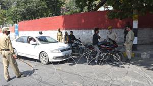 Police personnel block the road leading to residence of former Jammu and Kashmir chief minister Farooq Abdullah, in Srinagar on September 16, 2019. (Photo by Waseem Andrabi / Hindustan Times) Police personnel block the road leading to residence of former Jammu and Kashmir chief minister Farooq Abdullah, in Srinagar on September 16, 2019. (Photo by Waseem Andrabi / Hindustan Times)