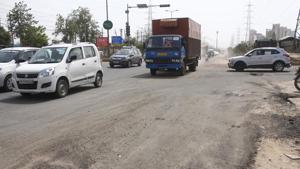 A recent study by Delhi’s School of Planning and Architecture (SPA) lends credence to what residents and experts have known and highlighted for long—Gurugram is not a pedestrian friendly city.(Yogendra Kumar/HT PHOTO) A recent study by Delhi’s School of Planning and Architecture (SPA) lends credence to what residents and experts have known and highlighted for long—Gurugram is not a pedestrian friendly city.(Yogendra Kumar/HT PHOTO)
