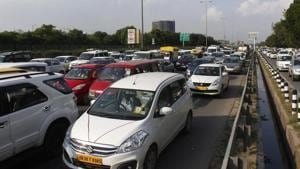 About 4.47 lakh vehicles enter Gurugram from 11 border points on every weekday with more than half of them using the expressway at two toll plazas at Sirhaul and Kherki Daula(Yogendra Kumar/HT PHOTO) About 4.47 lakh vehicles enter Gurugram from 11 border points on every weekday with more than half of them using the expressway at two toll plazas at Sirhaul and Kherki Daula(Yogendra Kumar/HT PHOTO)