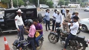 Traffic police personnel issue challans to traffic rules violators at Maharana Pratap Chowk, in Gurugram.(Yogesh Kumar/Hindustan Times) Traffic police personnel issue challans to traffic rules violators at Maharana Pratap Chowk, in Gurugram.(Yogesh Kumar/Hindustan Times)