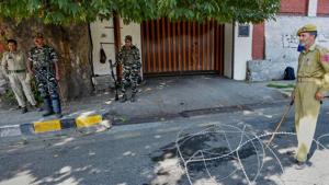 Police and CRPF personnel stand guard near the residence of National Conference President Farooq Abdullah, in Srinagar, Monday, Sept. 16, 2019.(PTI) Police and CRPF personnel stand guard near the residence of National Conference President Farooq Abdullah, in Srinagar, Monday, Sept. 16, 2019.(PTI)