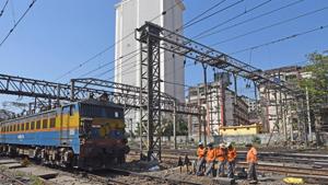 Owing to this failure both railway lines heading to Chhatrapati Shivaji Maharaj Terminus(CSMT) and Panvel were shut.(Pratik Chorge/HT PHOTO) Owing to this failure both railway lines heading to Chhatrapati Shivaji Maharaj Terminus(CSMT) and Panvel were shut.(Pratik Chorge/HT PHOTO)