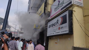 There were no casualties and the minor blaze at the ‘Farah Tower’, where about 500 people work, was put out quickly, Fire and Emergency Services officials said.(HT image) There were no casualties and the minor blaze at the ‘Farah Tower’, where about 500 people work, was put out quickly, Fire and Emergency Services officials said.(HT image)