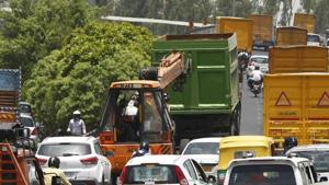 Traffic jams are often witnessed on the expressway due to the dearth of necessary infrastructure to tow away heavy vehicles that break down on the 28-km stretch(HT FILE) Traffic jams are often witnessed on the expressway due to the dearth of necessary infrastructure to tow away heavy vehicles that break down on the 28-km stretch(HT FILE)