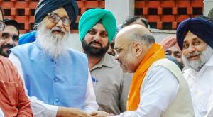 Fiile photo of BJP’s Amit Shah with Shiromani Akali Dal patriarch Parkash Singh Badal. The SAD will hold negotiations with the Bharatiya Janata Party on seat-sharing for Haryana assembly polls.(PTI file) Fiile photo of BJP’s Amit Shah with Shiromani Akali Dal patriarch Parkash Singh Badal. The SAD will hold negotiations with the Bharatiya Janata Party on seat-sharing for Haryana assembly polls.(PTI file)