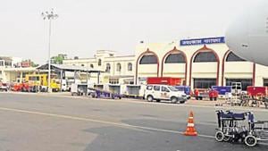 Nine flights bound for Patna were diverted and the departures of three of flights were delayed after airport operations were shut down for three hours.(HT FILE PHOTO) Nine flights bound for Patna were diverted and the departures of three of flights were delayed after airport operations were shut down for three hours.(HT FILE PHOTO)