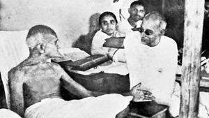 Mahatma Gandhi seen speaking to C Rajagopalachari.(NATIONAL GANDHI MUSEUM) Mahatma Gandhi seen speaking to C Rajagopalachari.(NATIONAL GANDHI MUSEUM)