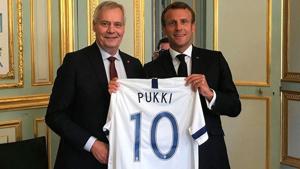 Emmanuel Macron poses with Teemu Pukki jersey.(Twitter) Emmanuel Macron poses with Teemu Pukki jersey.(Twitter)