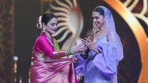 Deepika Padukone accepts her special award for Chennai Express from Rekha. Deepika Padukone accepts her special award for Chennai Express from Rekha.