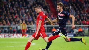 Champions League - Group B - Bayern Munich v Crvena Zvezda - Allianz Arena, Munich, Germany - September 18, 2019 Bayern Munich's Robert Lewandowski in action with Crvena Zvezda's Nemanja Milunovic(REUTERS) Champions League - Group B - Bayern Munich v Crvena Zvezda - Allianz Arena, Munich, Germany - September 18, 2019 Bayern Munich's Robert Lewandowski in action with Crvena Zvezda's Nemanja Milunovic(REUTERS)
